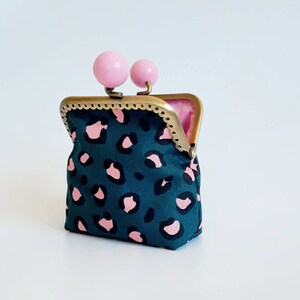 Monedero pequeño de tela de leopardo rosa y verde, monedero de mujer con cierre de boquilla y estampado animal print, idea regalo para amiga