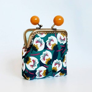 Cartera de tela algodón verde oscuro con flores blancas, pequeño monedero de tela de algodón con cierre metálico de clip y bolas caramelo