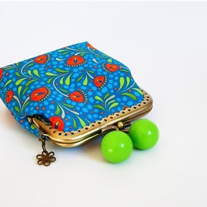 Cartera para tarjetas con cierre de metal y bolas de colores, monedero azul y cierre clip con bolas verde, tela de flores Odile Bailloeul