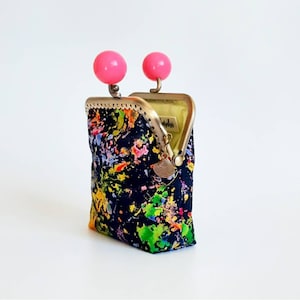 Monedero de tela inspiración pintura con cierre de metal y bolas rosa flúor, cartera original de tela multicolor splotch whistler studios