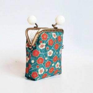 Cartera de tela tradicional japonesa con cierre de bolas, monedero de tela japonesa azul con flores terracota y blanco con cierre de metal