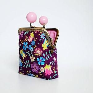 Cartera de tela Liberty London con flores color berenjena y rosa, pequeño monedero de tela de algodón con cierre metálico de clip y bolas