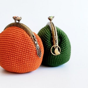Pochette couleur bouilloire avec fermoir en métal en forme de fleur, un sac à main au crochet de taille moyenne pour femme, fait à la main dans un style naïf.