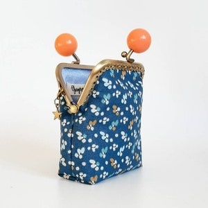 Monedero de tela azul con florecitas y cierre de bolas coral, tarjetero de tela multicolor hecho a mano, complementos exclusivos para mujer