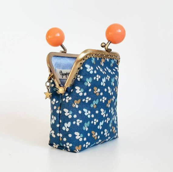 Monedero de tela azul con florecitas y cierre de bolas coral tarjetero de tela multicolor hecho a mano complementos exclusivos para mujer Etsy Espana