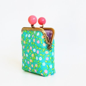 Monedero de algodón azul verde con florecitas y cierre de bolas fucsia, tarjetero multicolor de tela Petit Pan con cierre kisslock de bolas