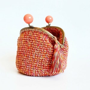 Cartera grande de crochet en algodón multicolor con cierre kisslock, monedero de ganchillo en tonos rosa y coral con cierre de bolas coral