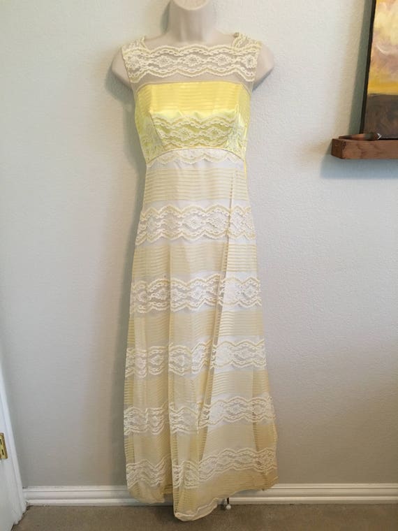 yellow white dress illusion