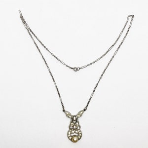 Collier à pendentif goutte Art déco vintage/antique ton argent en fausses perles et strass transparents