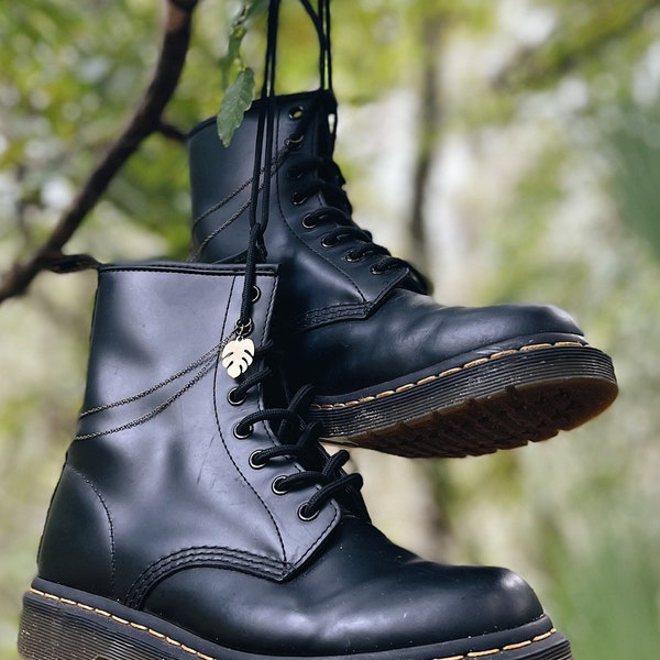 Monstera Chain Doc Marten Mini Charms - Blad Messing Zwart Grunge Schoen Sieraden Goud Plant- Combat Boot Accessoires Goud Bungelt - Gothic Fairy