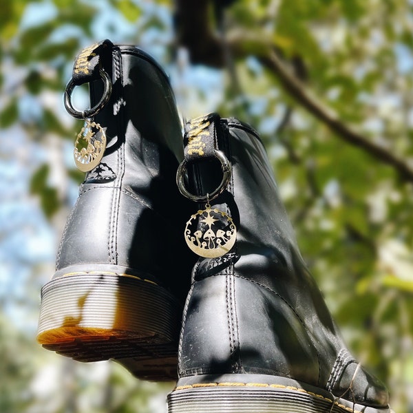 Celestial Mushroom Round Doc Marder Charms - Sterne Mond phase Messing Grunge Schuhschmuck - Kampfstiefel Zubehör - Punk Gothic Fee Pilze