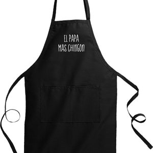 Pu&ograve; includere: Grembiule nero con un'ampia tasca frontale e cinturino regolabile per il collo. Il grembiule presenta la scritta bianca "EL PAPA MAS CHINGON" sul petto. Il grembiule &egrave; realizzato in tessuto resistente.
