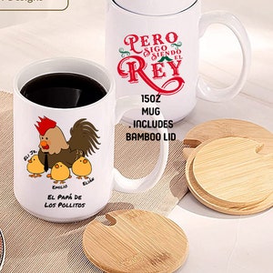 May include: White ceramic mugs with black coffee and bamboo lids. One mug features a rooster and chicks with Spanish text. The other mug has red text that says "Pero Sigo Siendo El Rey". Each mug is 15oz.