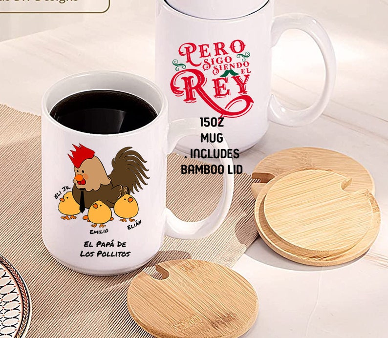May include: White ceramic mugs with black coffee and bamboo lids. One mug features a rooster and chicks with Spanish text. The other mug has red text that says "Pero Sigo Siendo El Rey". Each mug is 15oz.