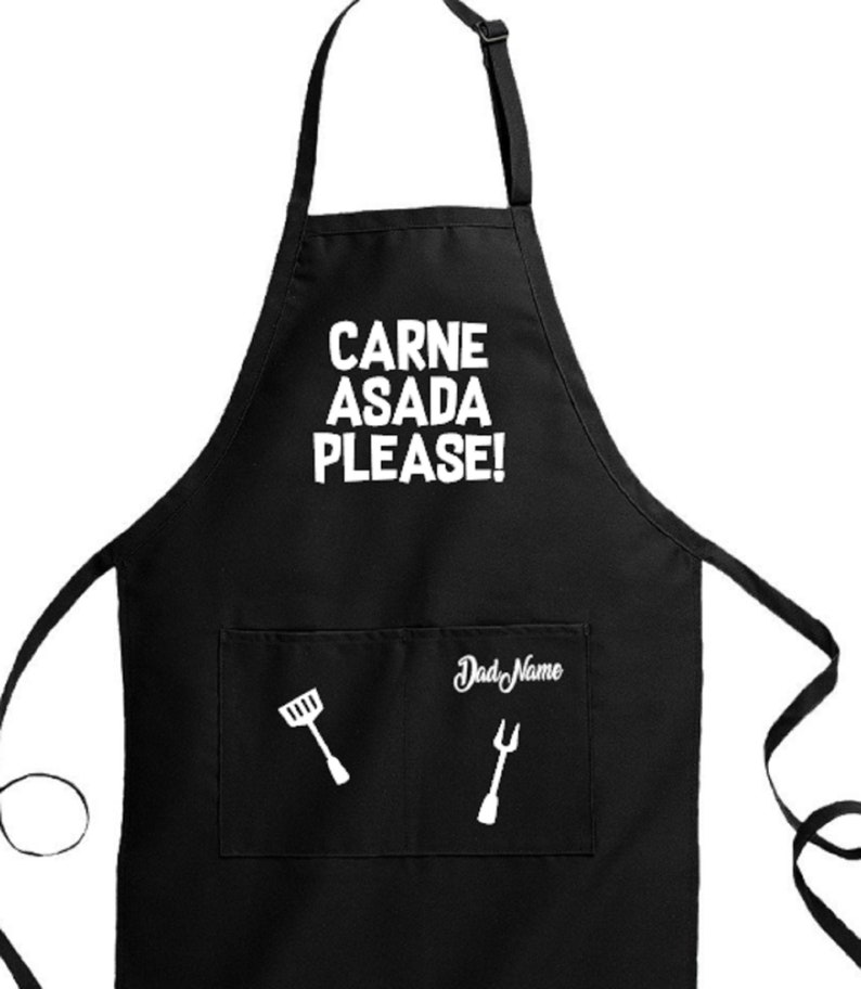 Pu&ograve; includere: Grembiule nero con la scritta bianca "CARNE ASADA PLEASE!". Presenta una tasca con una grafica di spatola e forchetta e spazio per un nome. Cinturino regolabile per il collo e lacci in vita.