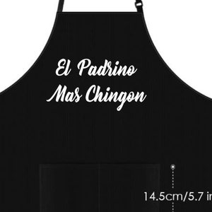 Pu&ograve; includere: Grembiule nero con la scritta "El Padrino Mas Chingon" in corsivo bianco. Il grembiule ha una tasca e misura 14,5 cm. Questo grembiule &egrave; progettato per cucinare e grigliare.