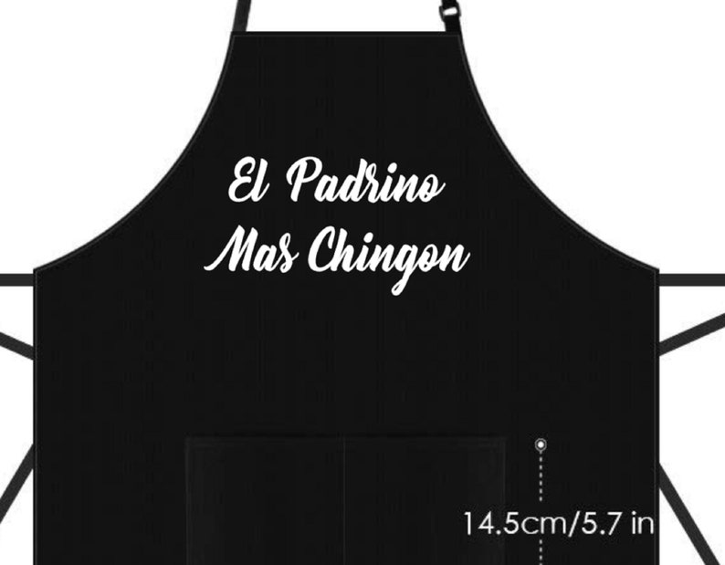 Pu&ograve; includere: Grembiule nero con la scritta "El Padrino Mas Chingon" in corsivo bianco. Il grembiule ha una tasca e misura 14,5 cm. Questo grembiule &egrave; progettato per cucinare e grigliare.