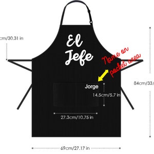 Pu&ograve; includere: Grembiule nero con la scritta "El Jefe" in bianco. Il grembiule ha una tasca con il nome "Jorge" stampato sopra. Il grembiule &egrave; largo 69 cm, lungo 84 cm e 77 cm dalla parte superiore del cinturino al collo alla parte superiore del grembiule.