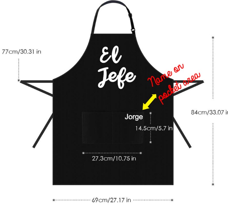 Pu&ograve; includere: Grembiule nero con la scritta "El Jefe" in bianco. Il grembiule ha una tasca con il nome "Jorge" stampato sopra. Il grembiule &egrave; largo 69 cm, lungo 84 cm e 77 cm dalla parte superiore del cinturino al collo alla parte superiore del grembiule.