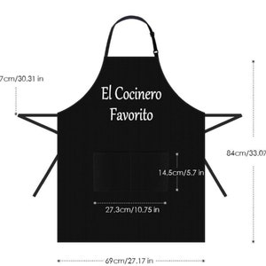 Pu&ograve; includere: Grembiule nero con la scritta "El Cocinero Favorito" in bianco. Il grembiule ha una tasca e misura 69 cm di larghezza, 84 cm di lunghezza e 77 cm dalla parte superiore del cinturino al fondo del grembiule.