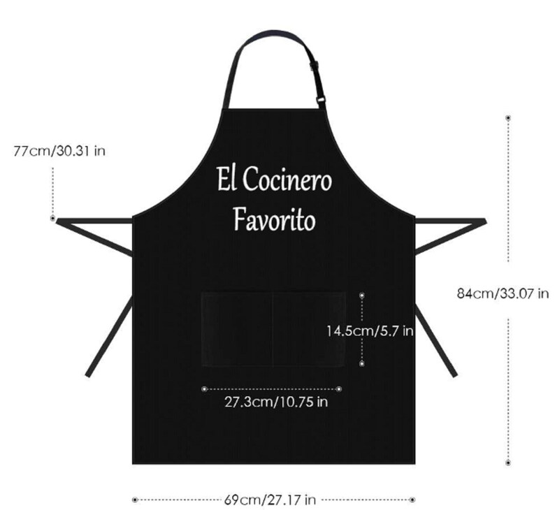Pu&ograve; includere: Grembiule nero con la scritta "El Cocinero Favorito" in bianco. Il grembiule ha una tasca e misura 69 cm di larghezza, 84 cm di lunghezza e 77 cm dalla parte superiore del cinturino al fondo del grembiule.