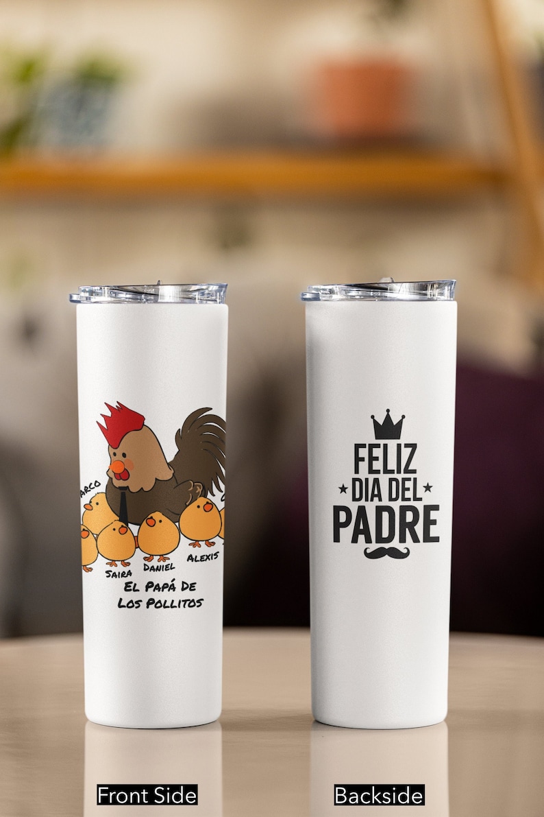 May include: White insulated tumbler with a clear lid. One side features a cartoon rooster with chicks and names. The other side has the text "FELIZ DIA DEL PADRE" with a crown and mustache. A Father's Day gift.