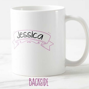 Puede incluir: Taza de cer&aacute;mica blanca con asa curva. La taza presenta el nombre "Jessica" en escritura negra sobre una pancarta rosa. La palabra "BACKSIDE" est&aacute; impresa en rosa en la parte inferior de la taza.