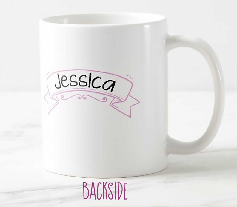 Puede incluir: Taza de cer&aacute;mica blanca con asa curva. La taza presenta el nombre "Jessica" en escritura negra sobre una pancarta rosa. La palabra "BACKSIDE" est&aacute; impresa en rosa en la parte inferior de la taza.