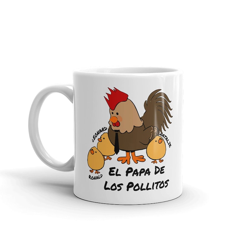 May include: White ceramic mug featuring a cartoon rooster with a red comb and a black tie, surrounded by three yellow chicks. The text "EL PAPA DE LOS POLLITOS" is printed below the rooster and chicks.