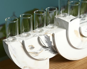 Menorah di Hanukkah in cemento / Candelabro moderno in cemento