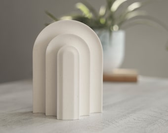 Boekensteunen met betonnen boog: handgemaakt minimalistisch decor