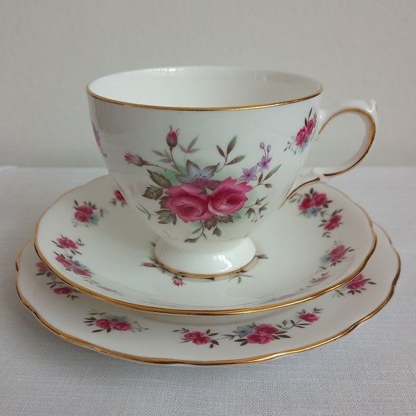 Ensemble d'assiettes et soucoupes tasses à thé vintage Queen Anne Shore et Coggins, porcelaine anglaise rose à motif floral. Trio chinois. Collectionneurs de cadeaux en Chine