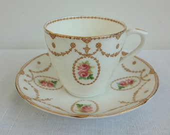 Vintage Teetasse mit Untertasse von Royal Doulton. Englisch China. Sammlerporzellan. Nachmittagstee. Blumen Rose und Gold Muster. Teetassen Set