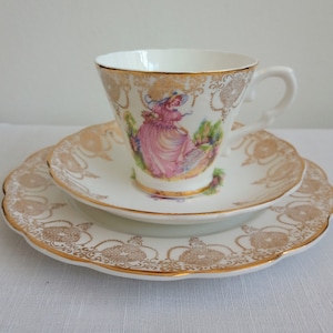 Ensemble de soucoupes et assiettes à thé vintage Ashley en porcelaine fine, or 22 carats, modèle Pinkie Crinoline Lady. Trio de collectionneurs en Chine. Cadeau chinois.