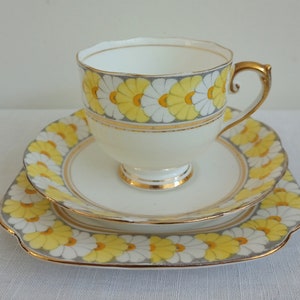 vintage Roslyn Reid and Co. Ensemble d&#39;assiettes en forme de guirlande de porcelaine fine à motif floral, tasse à thé, soucoupe, trio de collectionneurs en Chine, cadeau vintage