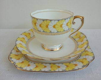 vintage Roslyn Reid and Co. Ensemble d'assiettes en forme de guirlande de porcelaine fine à motif floral, tasse à thé, soucoupe, trio de collectionneurs en Chine, cadeau vintage