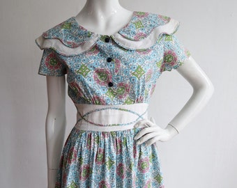 Vintage 1940s | Small | Crisp cotton day dress with scalloped collar and colourful print