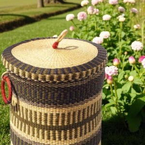 Black & Beige Bolga Laundry Basket with Lid – Handwoven African Storage Hamper – Minimalist Boho Home Decor