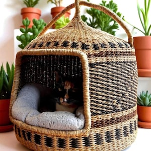 Handwoven Bolga Cat Bed – Natural Pet Basket for Cats & Small Dogs with Handle