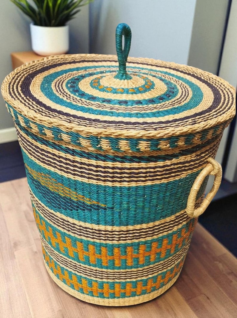 Handgeweven Bolga-wasmand met deksel – Afrikaans geweven opbergmand – Kleurrijk boho-huisdecoratie afbeelding 1