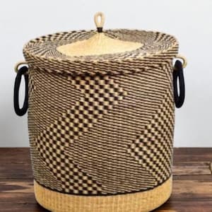 Handwoven Bolga Laundry Basket with Lid – African Storage Hamper – Black & Beige Boho Home Decor