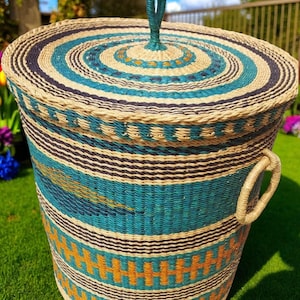 Handgeweven Bolga-wasmand met deksel – Afrikaans geweven opbergmand – Kleurrijk boho-huisdecoratie afbeelding 3