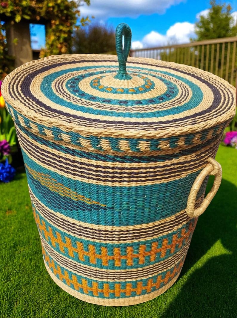 Handgeweven Bolga-wasmand met deksel – Afrikaans geweven opbergmand – Kleurrijk boho-huisdecoratie afbeelding 3