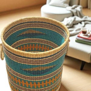 Handgeweven Bolga-wasmand met deksel – Afrikaans geweven opbergmand – Kleurrijk boho-huisdecoratie afbeelding 2