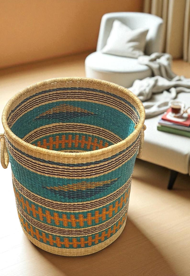 Handgeweven Bolga-wasmand met deksel – Afrikaans geweven opbergmand – Kleurrijk boho-huisdecoratie afbeelding 2