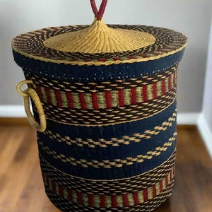 Cesta de lavandería tejida de Ghana: Cesto redondo con tapa, almacenamiento ecológico