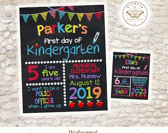 Op de afbeelding: Twee borden in schoolbordstijl voor de eerste dag van de kleuterschool. Het grotere bord toont de naam Parker, de leeftijd van vijf jaar en het doel om politieagent te worden. Het kleinere bord toont de naam Ella, de leeftijd van zes jaar en het doel om leraar te worden.