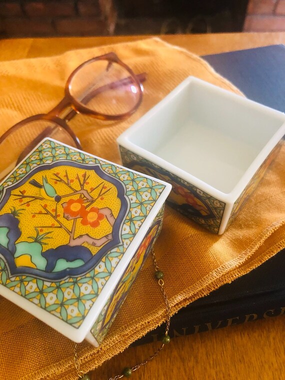 Small stackable trinket box with birds - image 6