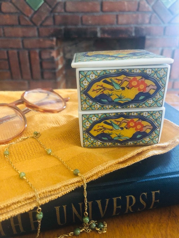 Small stackable trinket box with birds - image 1