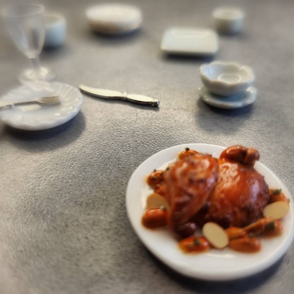 Miniature assiette demi poulet rôti et pommes de terres